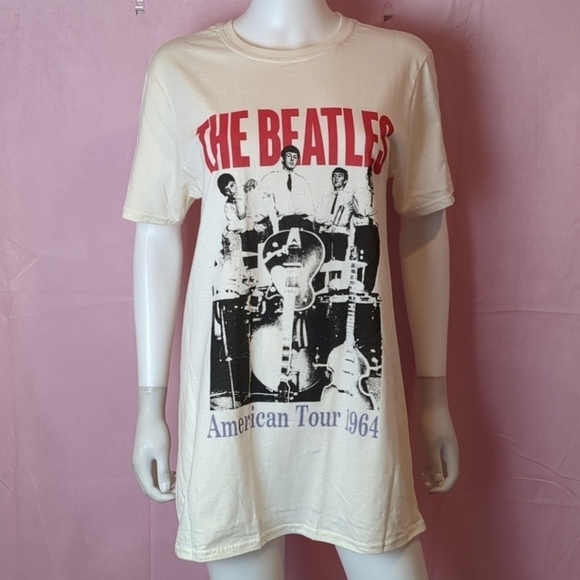 Nasty Gal The Beatles American Tour 1964 Short Sleeve Graphic Band Tee in Cream - Picture 1 of 7
